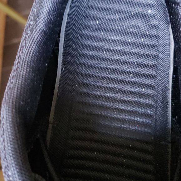 Nike Roshe men's sz.9 Pre-owned.   Black knit.  Hole left foot last picture - Picture 10 of 11